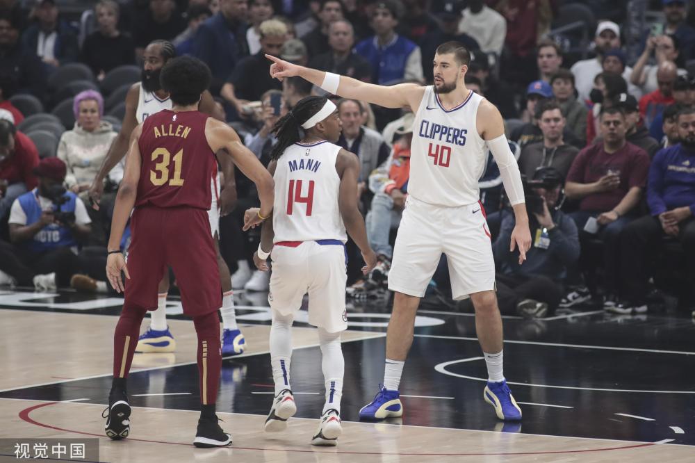 在赛场上更 在赛场上更