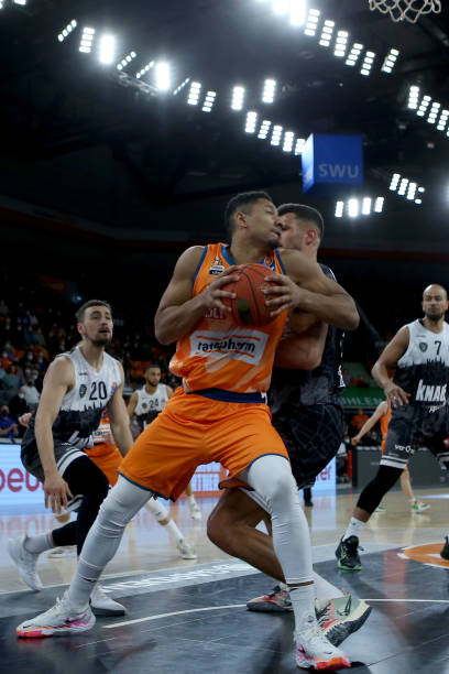 更是他雕琢 更是他雕琢